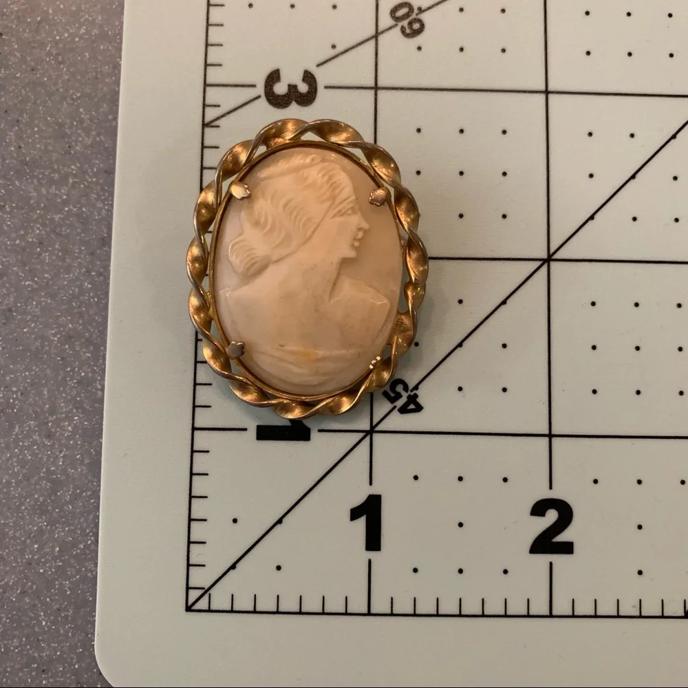Vintage Cameo Brooch Carved Shell Gold Metal - Picture 6 of 6